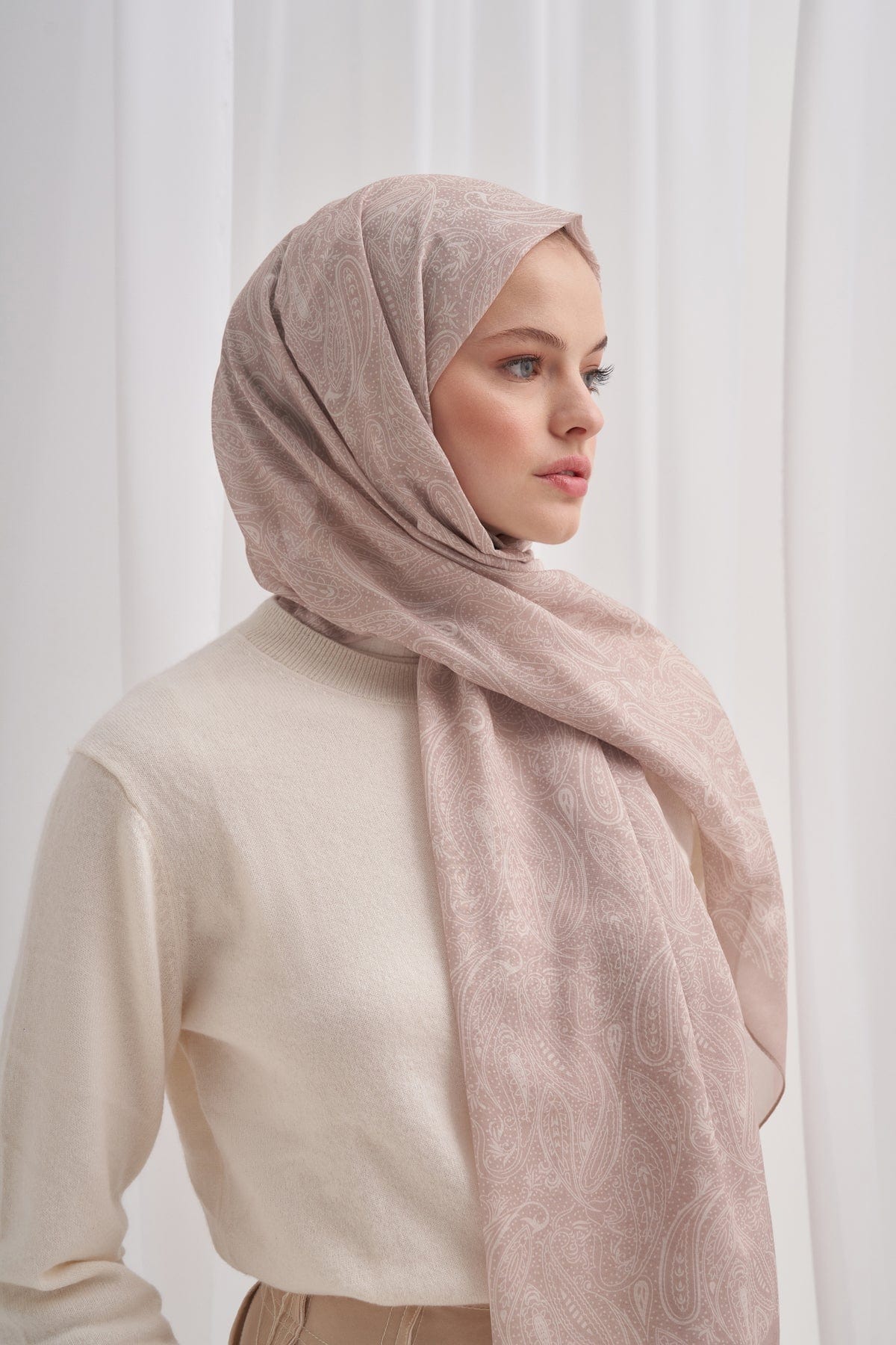 mistral-nilla-cotton-scarf-cream-2077_030049aa-ee1e-47d2-ba1e-a0507de3f9df.jpg