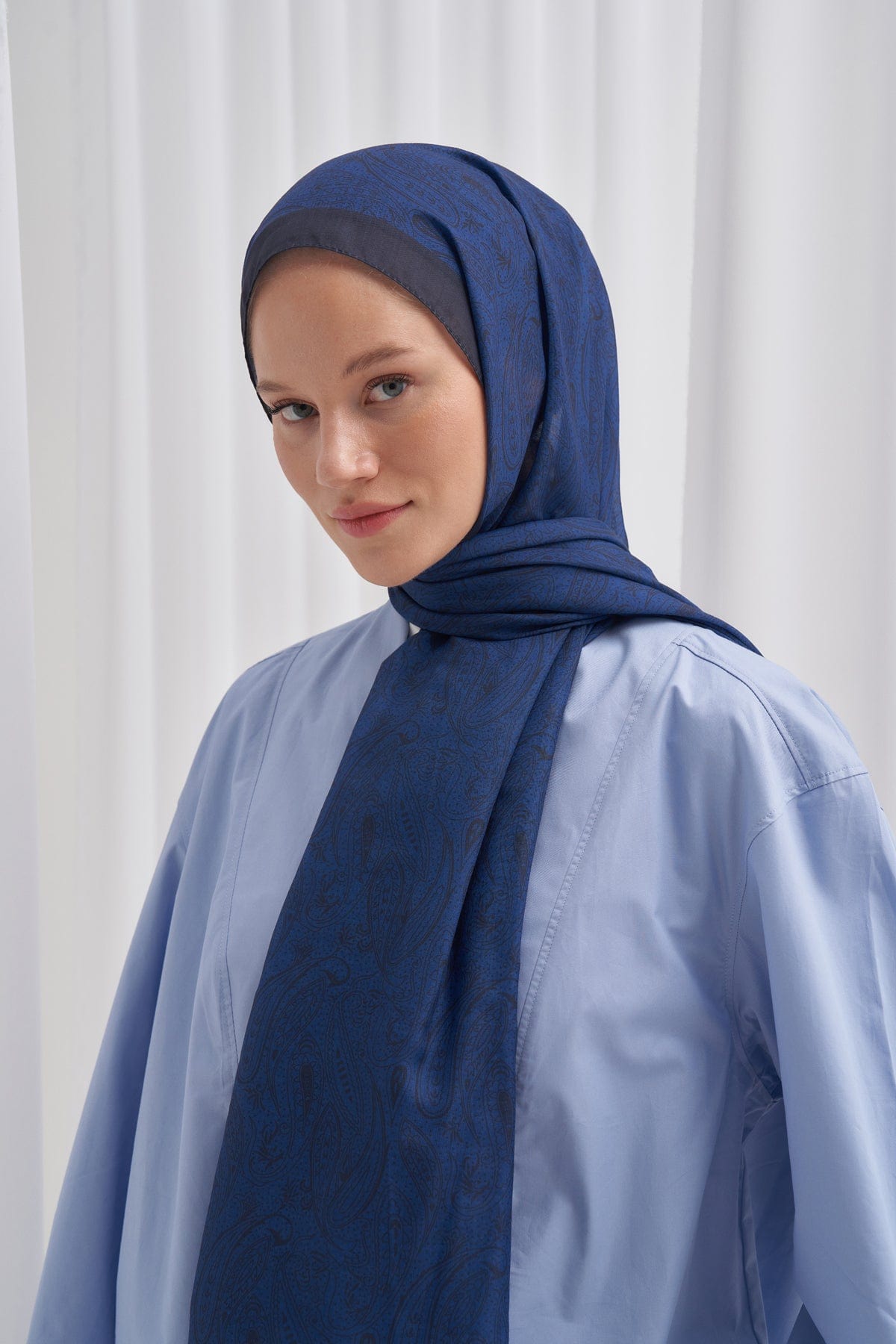 mistral-nilla-cotton-scarf-deep-blue-2073_97df63e0-e55e-40b0-a31f-32b698ef4b42.jpg