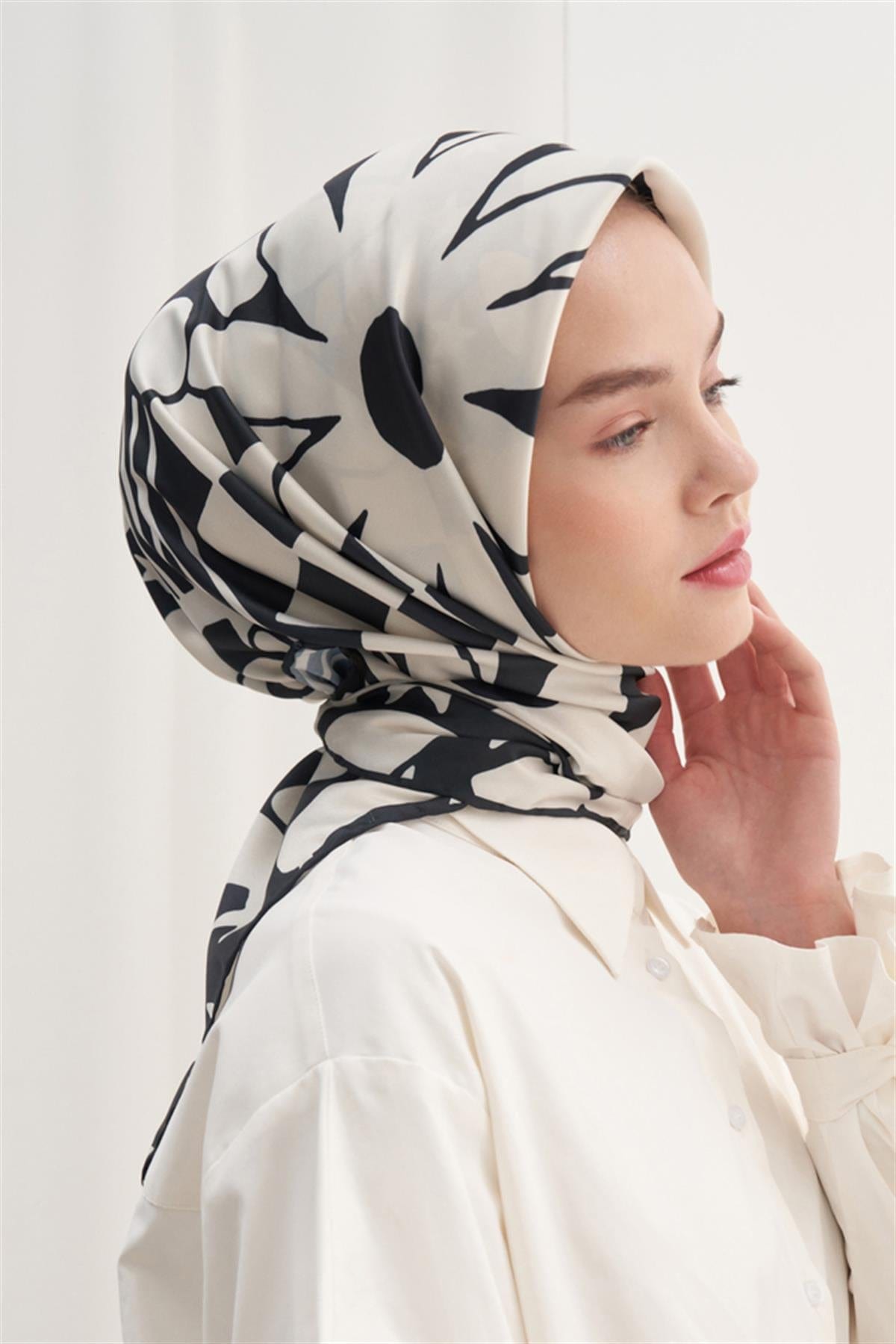 moni-pattern-twill-square-scarf-black-1242.jpg
