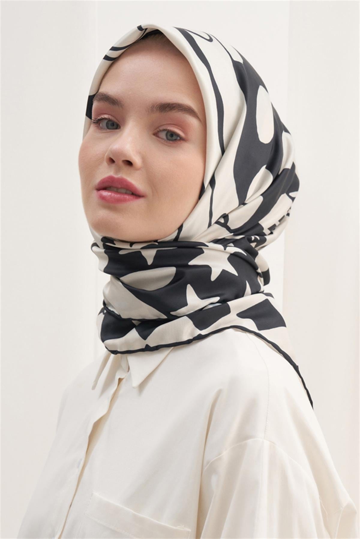 moni-pattern-twill-square-scarf-black-1243.jpg