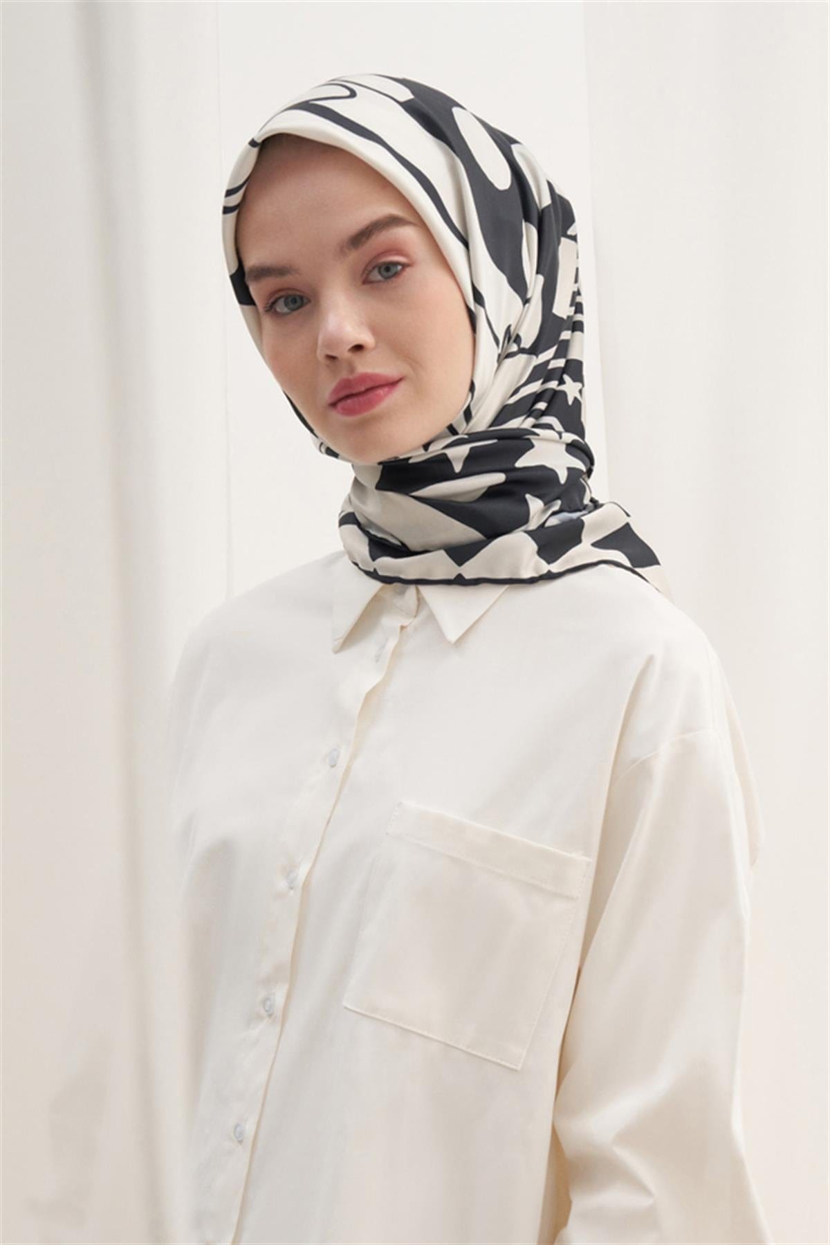 Moni Pattern Twill Square Scarf Black
