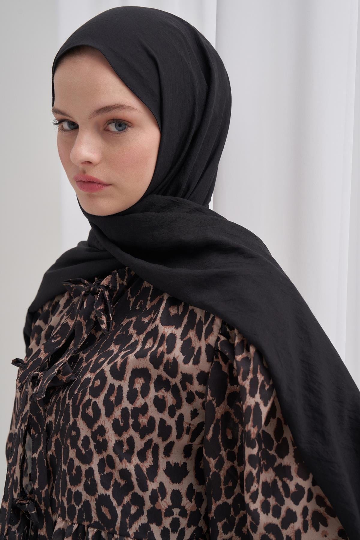 organic-cotton-crinkle-scarf-black-1959_5c30ee71-0a27-4fe6-8e30-341ae0d8603b.jpg