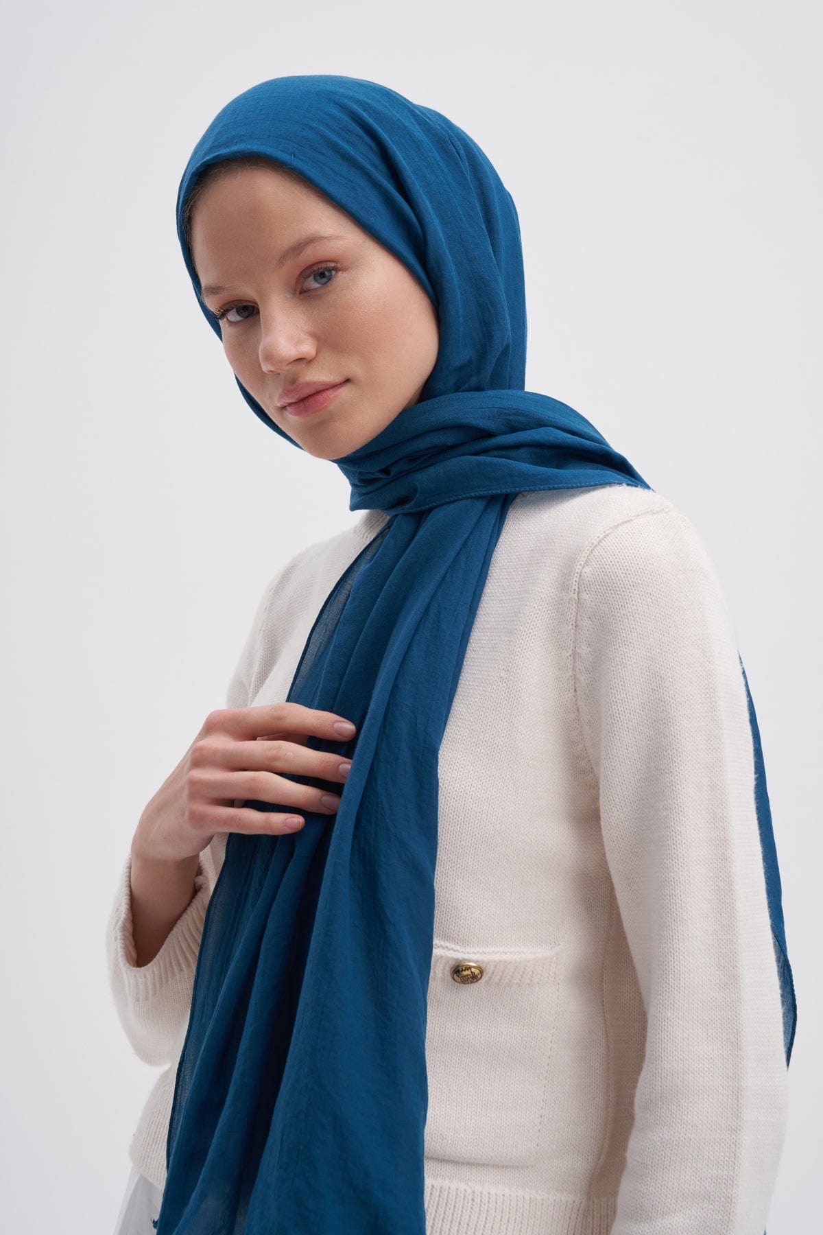 organic-cotton-crinkle-scarf-petrol-blue-1867_54c262c3-ea11-418c-8e1a-de6b961155bf.jpg