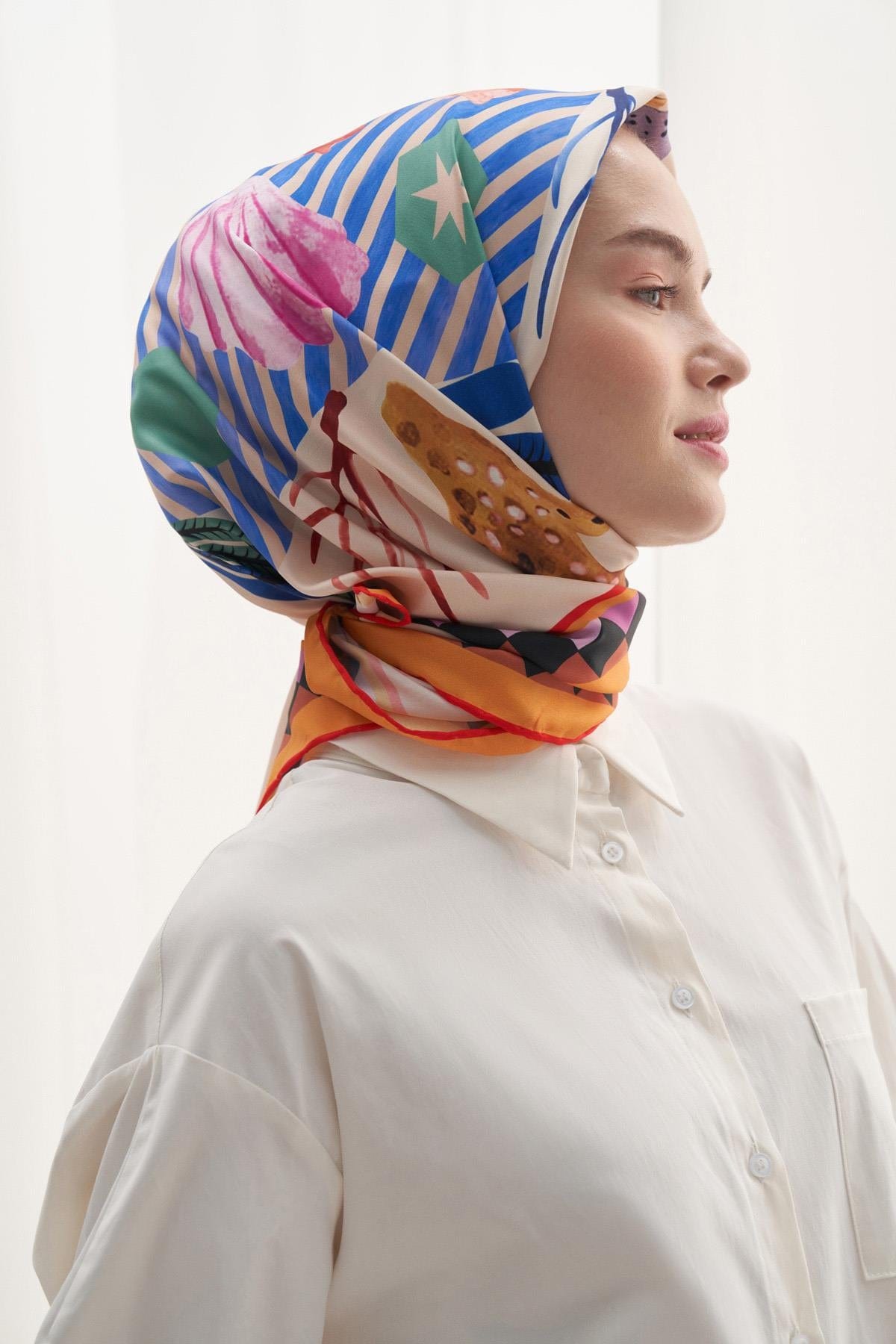 Pearl Flower Pattern Twill Square Scarf