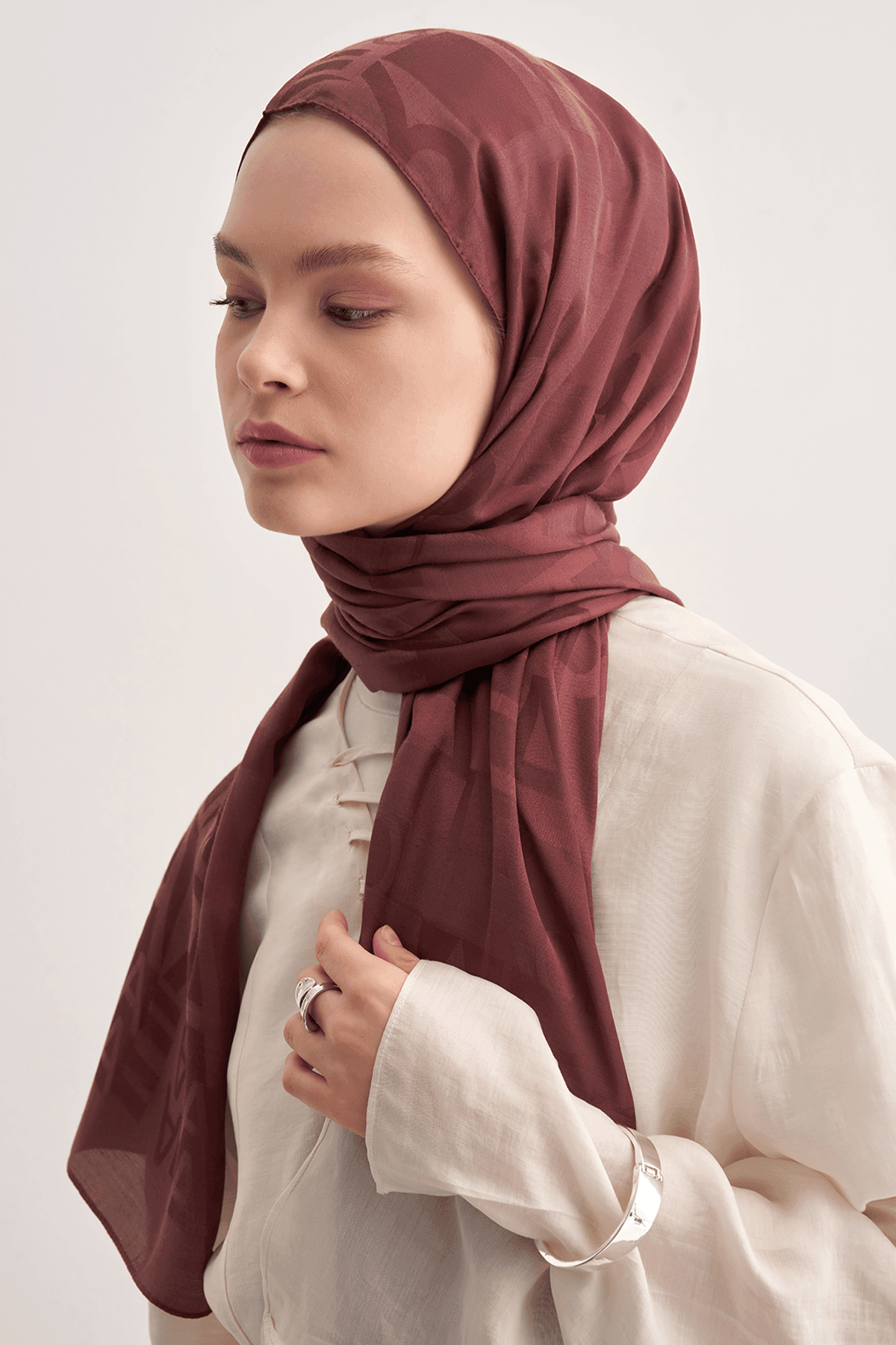 script-pattern-jacquard-italian-silk-scarf-auburn-756_c2104faa-f269-4111-9efa-e283d9f39a89 - Carell Hijab