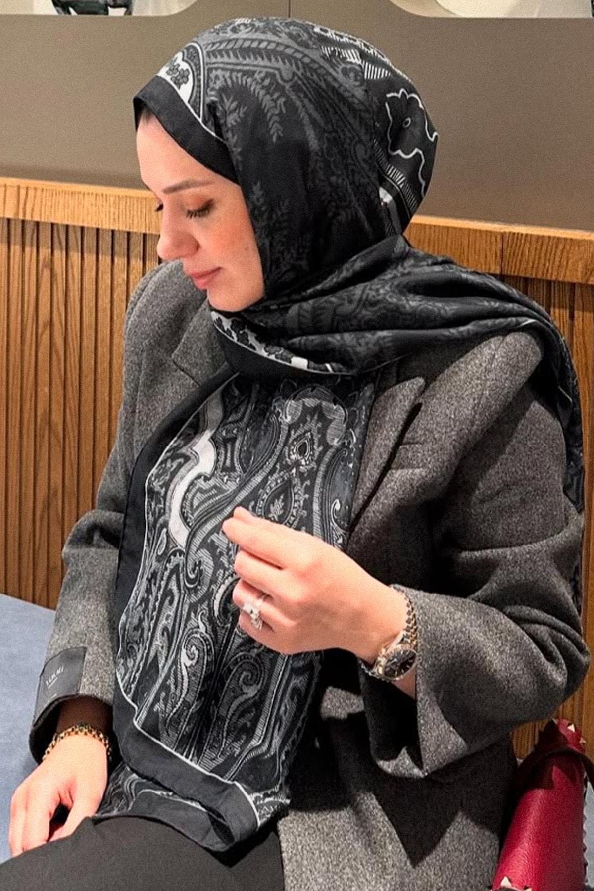 Semanur Kaya's Choice: Harmony Early Silk Scarf Anthracite