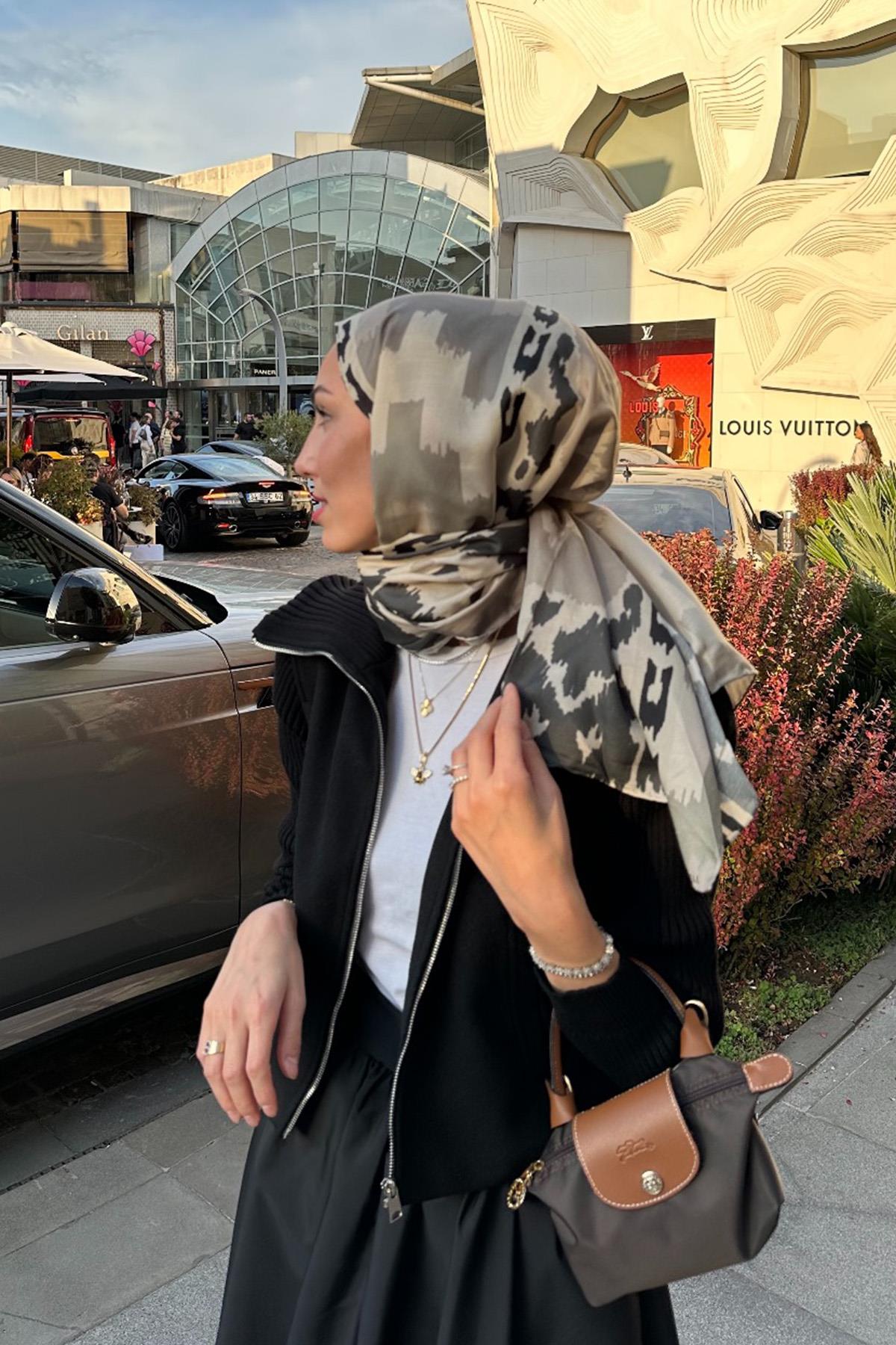 Sena Ürek's Choice: Silver Mist Comfy Silk Scarf