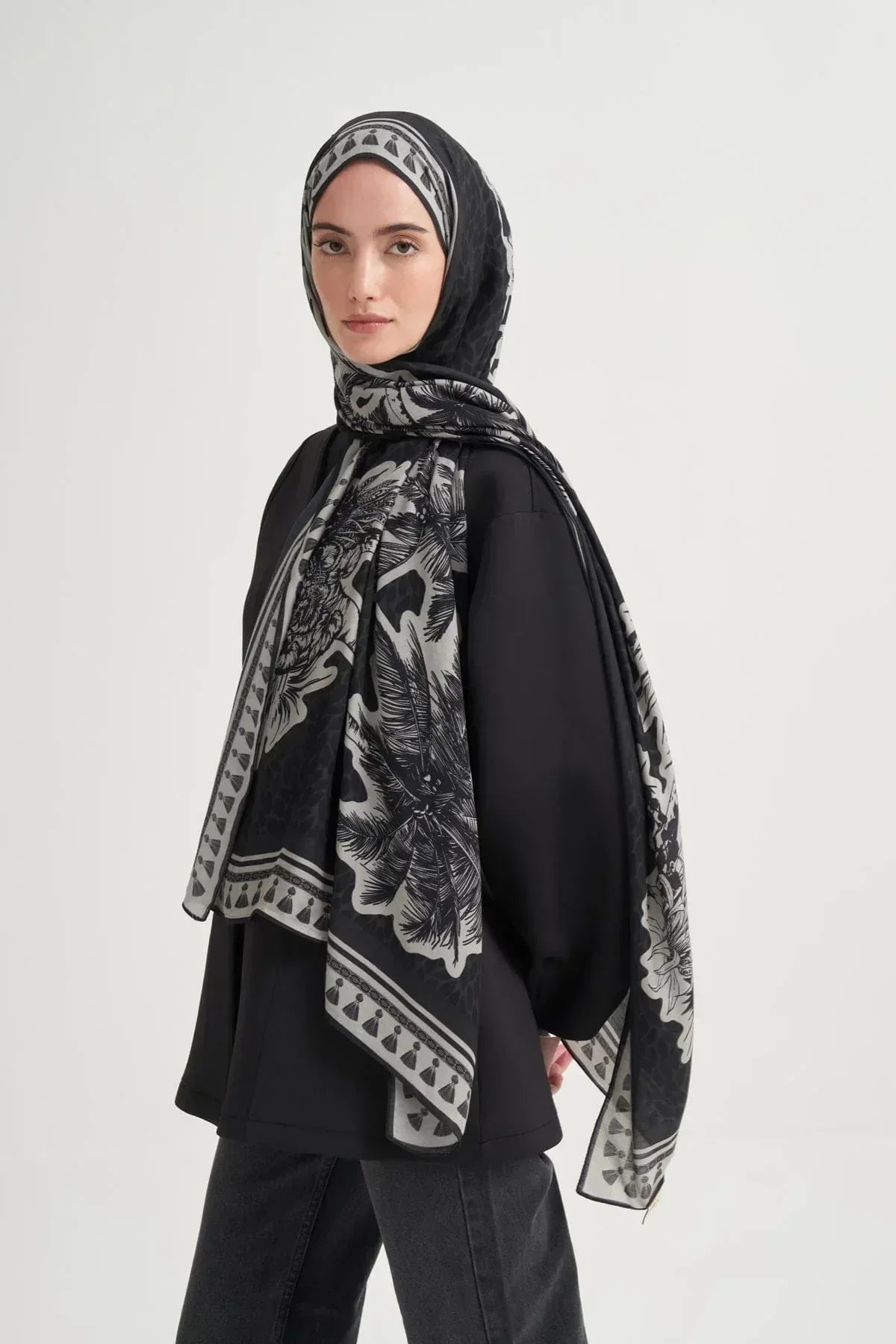 sera-incira-viscose-scarf-black-4413_333da5c9-aa85-4ada-a555-4fa92721d328 - Carell Hijab