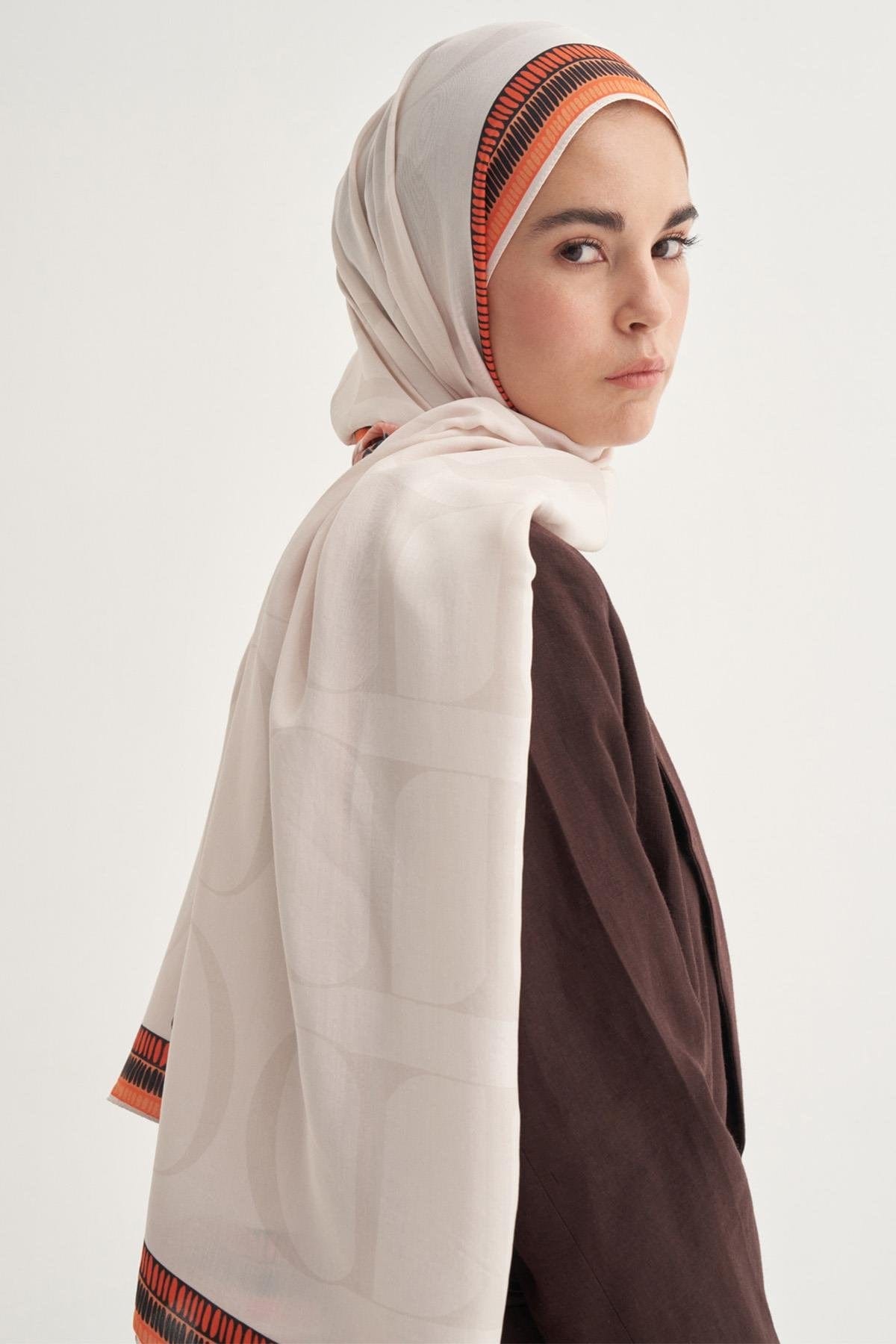 side-monogram-viscose-scarf-cream-1393_c202a336-81dd-46a1-a2f4-ea6616d1f2cd.jpg