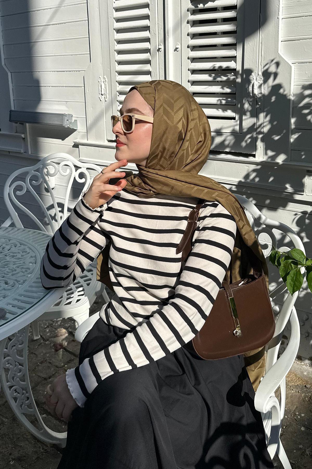 solmaz-aydogan-s-choice-diamond-pattern-cotton-silk-scarf-with-hazel-4333 - Carell Hijab