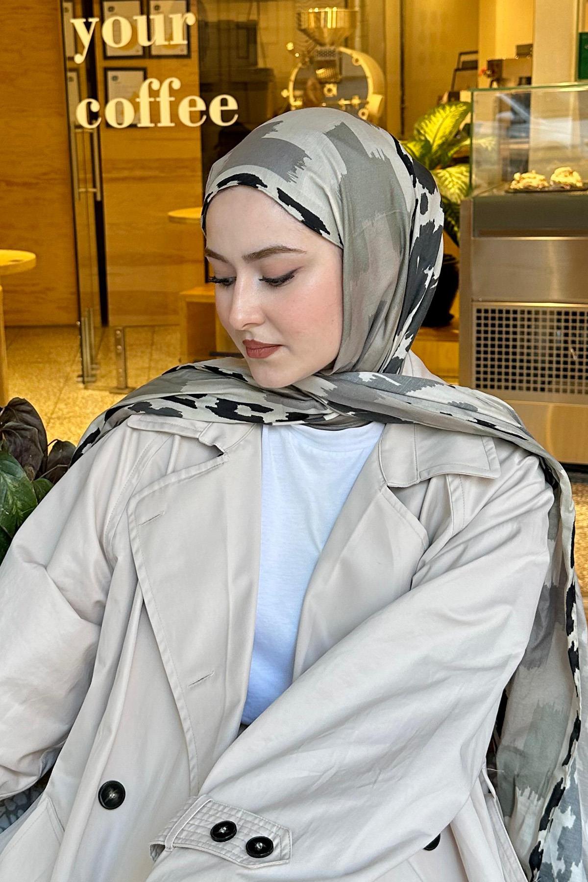 Solmaz Aydoğan's Choice: Silver Mist Comfy Silk Scarf