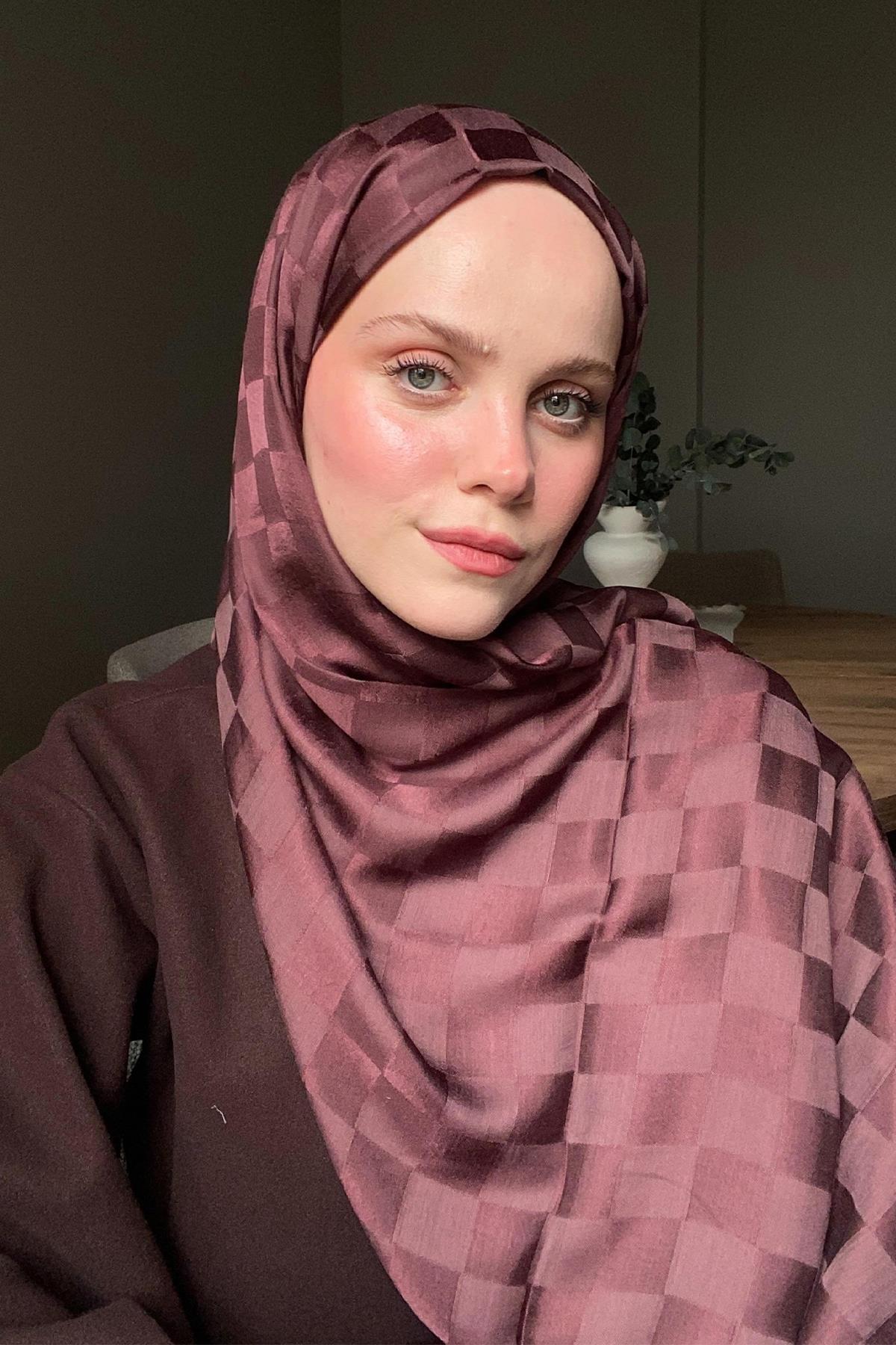 Tansu Olgun's Choice: Checkered Jacquard Italian Silk Scarf Auburn