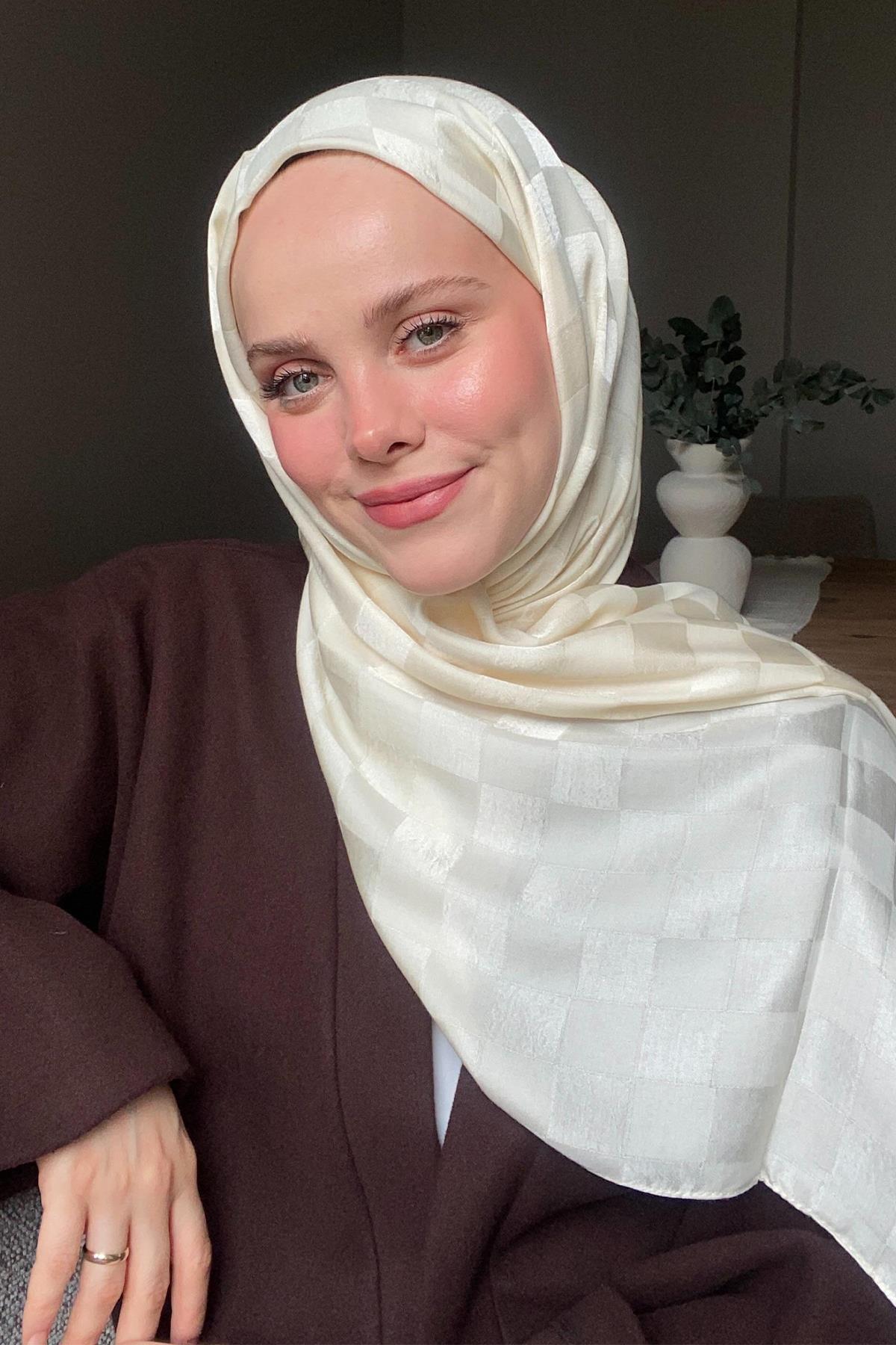Tansu Olgun's Choice: Checkered Jacquard Italian Silk Scarf Pearl