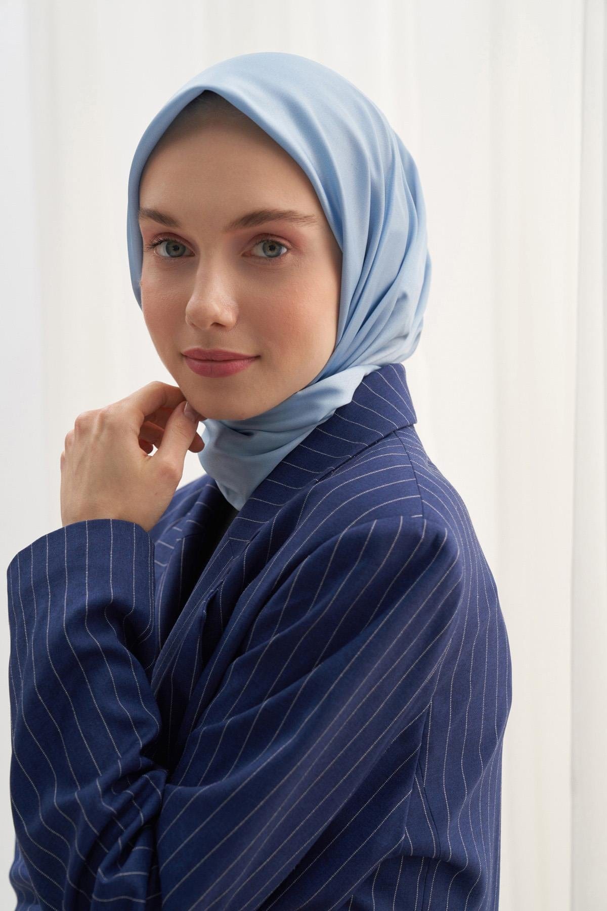 twill-square-scarf-blue-1190_f7240896-07a8-4bb6-a615-4bdc4f9b39db.jpg