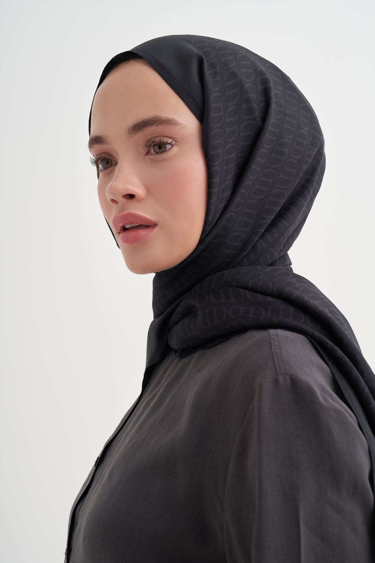 vector-monogram-viscose-scarf-black-3932_11c03099-2130-4a48-a5a5-7ae38d2ebb6b.jpg