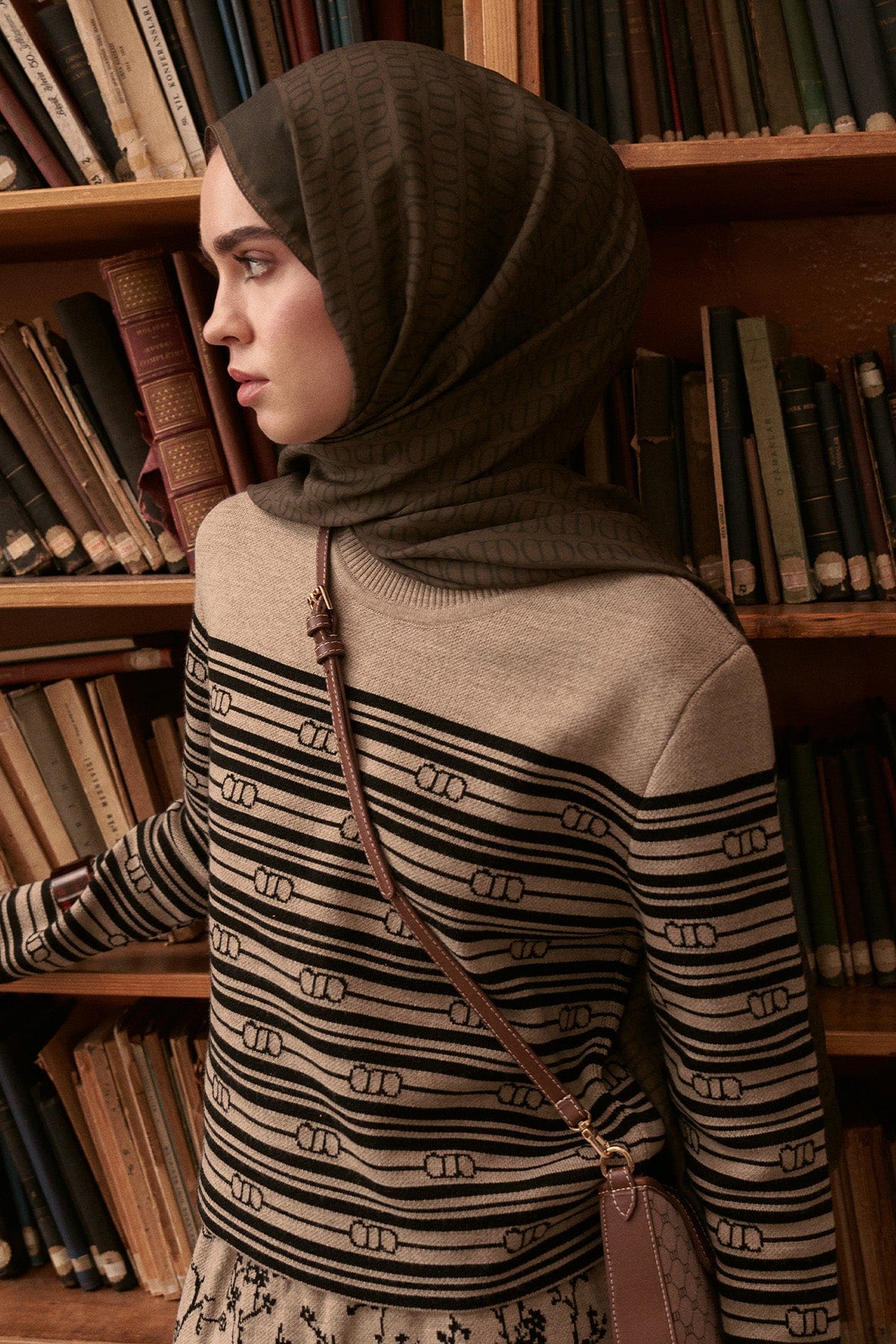 vector-monogram-viscose-scarf-chocolate-brown-3758.jpg