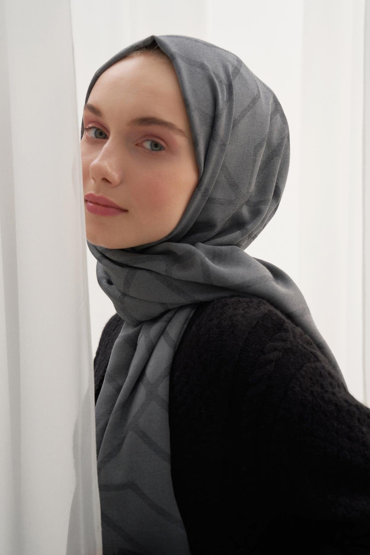 vence-double-sided-geometric-pattern-scarf-anthracite-1123.jpg