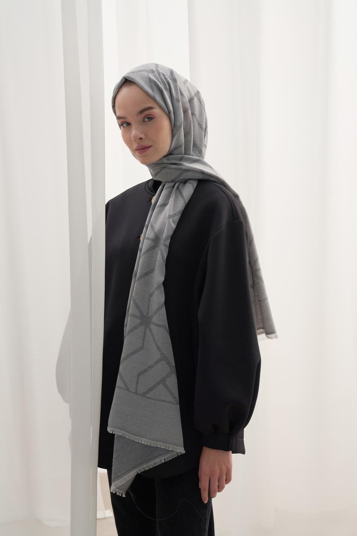 Vence-Double Sided Geometric Pattern Scarf Gray