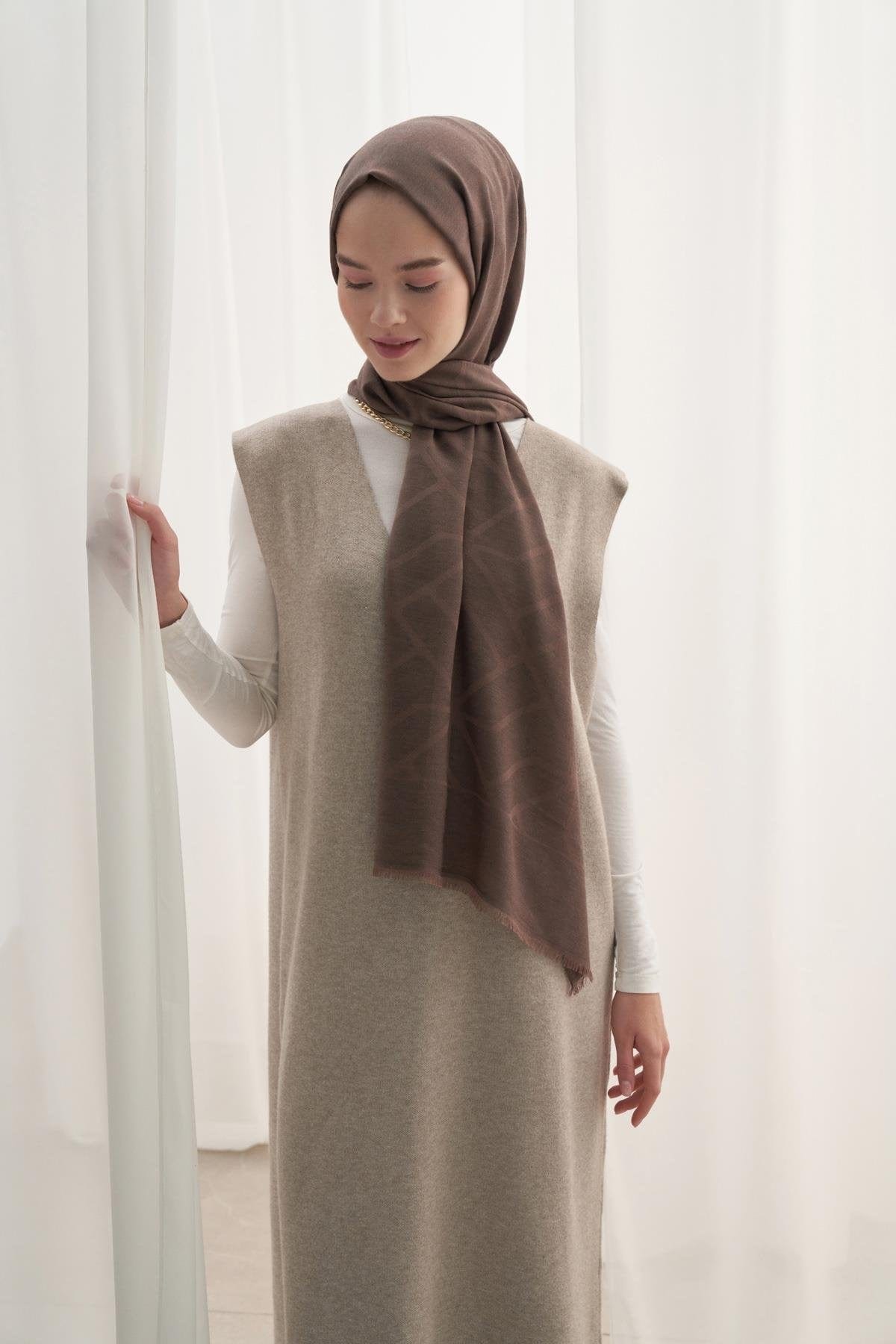 vence-double-sided-geometric-pattern-scarf-soft-brown-1093.jpg