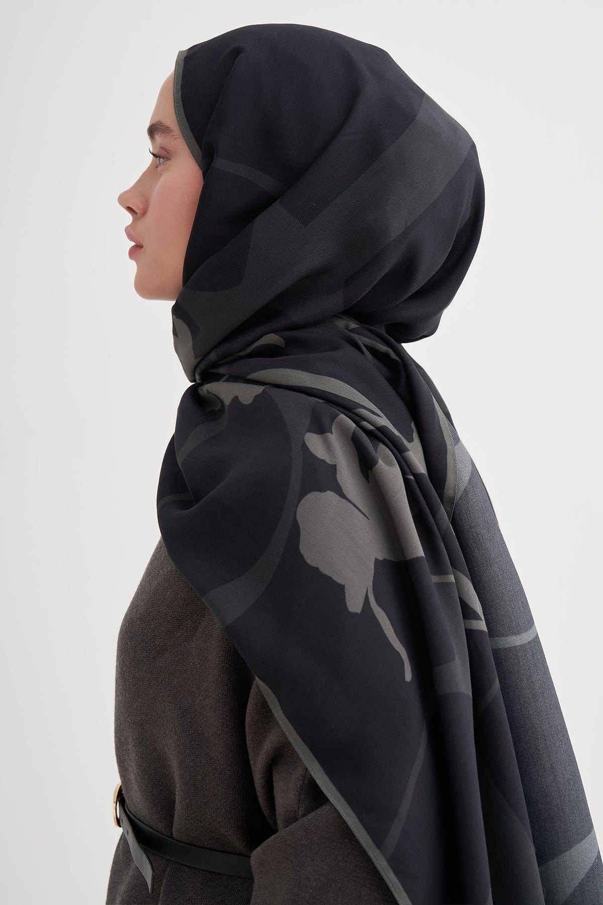 vera-monogram-viscose-scarf-anthracite-3892.jpg