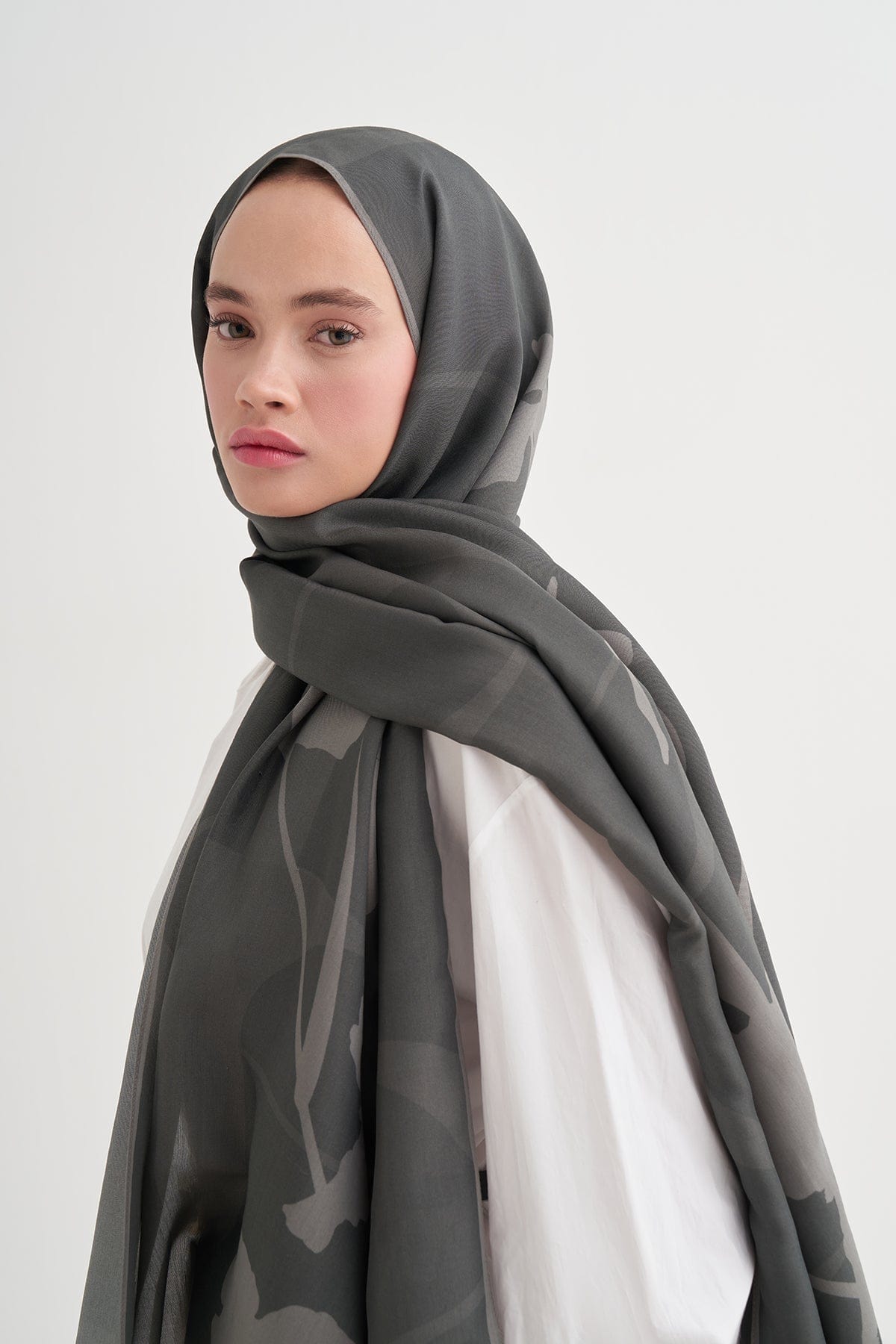 vera-monogram-viscose-scarf-dark-gray-4032.jpg