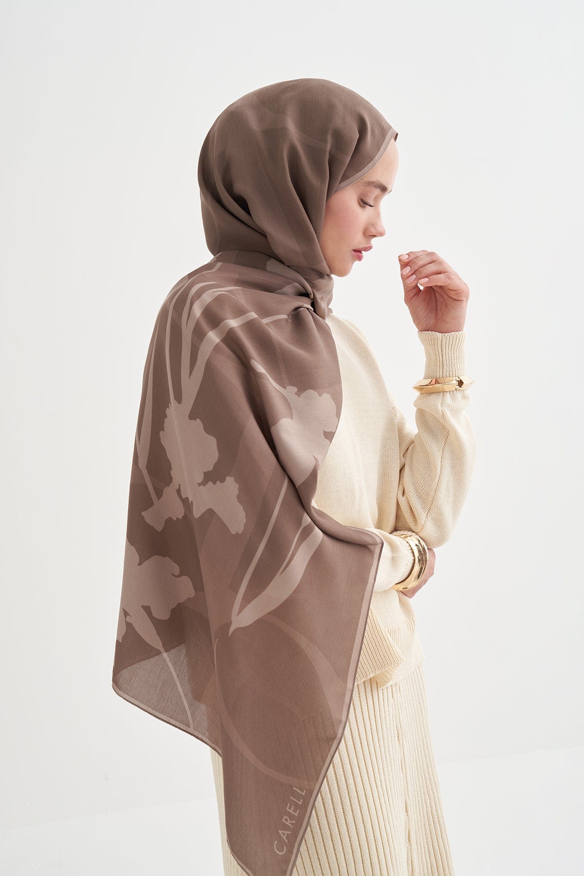 vera-monogram-viscose-scarf-milk-coffee-3889.jpg