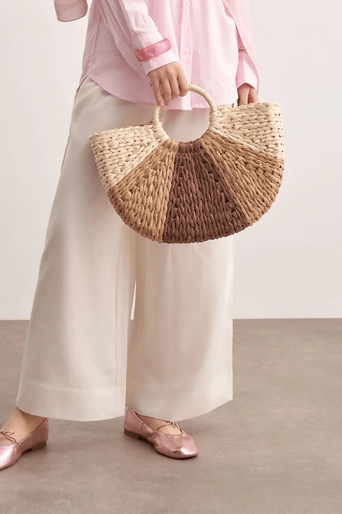 woven-pattern-straw-bag-1679_6290a6d1-cd85-4260-bfc8-f16817c96540.png