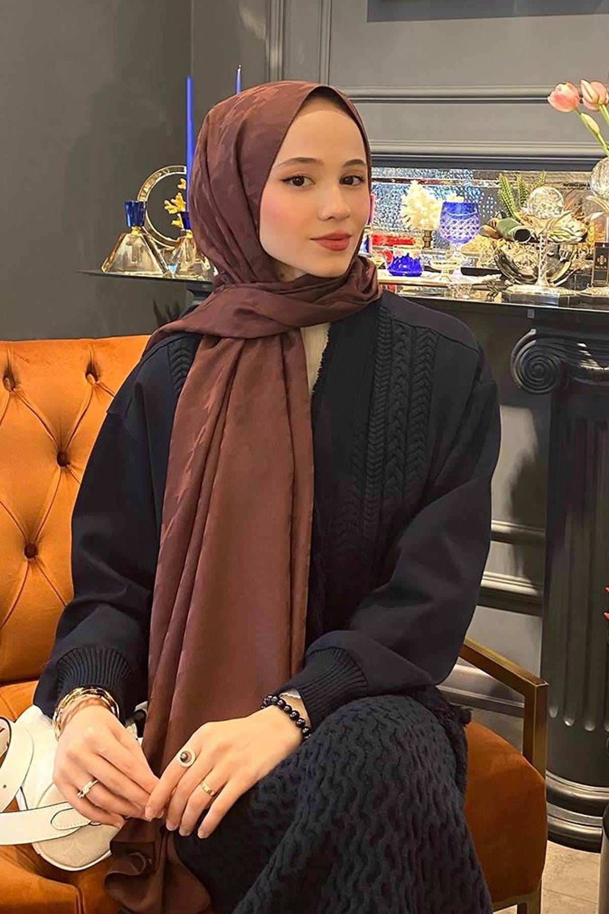 Yaren Demirci's Choice: Houndstooth Pattern Cotton Silk Scarf Auburn