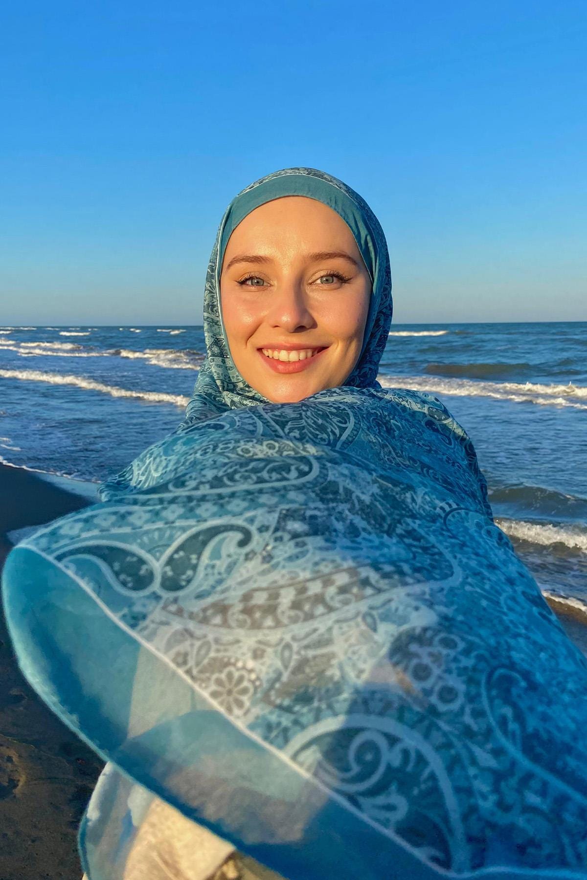 Yıldız Güdük's Choice: Mirage Nilla Cotton Scarf Nile Green